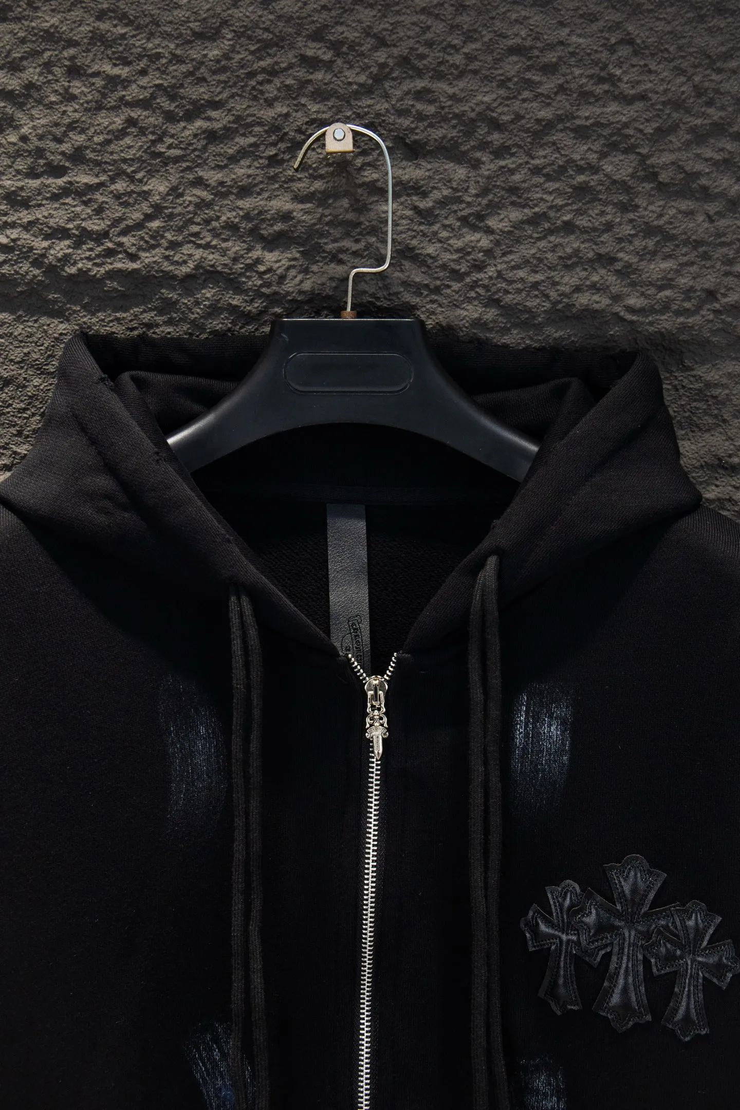 P400 🆕Chrome hearts heavy-duty new graffiti zipper jacket. The os version is really charming. The Chrome family is really unique. Every new season has the best version. It is very practical and can be worn casually. Nice✔️ - ⚠️100% cotton. Made of custom-dyed terry cotton sweatshirt surface, 500g double-ply double yarn, comfortable to the touch. Made from imported knitting needle carded cotton, the thickness is moderate, drapey and contoured, making the upper body comfortable! ! It is very tolerant to fat body types and can instantly lose five pounds after wearing it!  The front cuffs and back chest are made of direct-injection printing environmentally friendly glue material, using a mechanized printing process. Mechanical printing has high precision, the positioning accuracy can reach ±0.02mm, and the quality is stable. Front and back leather label elements# Embroidery Imported Tajima high-density heavy-duty leather embroidery technology Three-dimensional fonts Adding distressed elements to the body greatly increases the interest of the clothing; unique visual effects.  Hem Loose closing Double-layer fabric Good closing effect Exquisite hemming Color: Black Size: S-M-L-XL